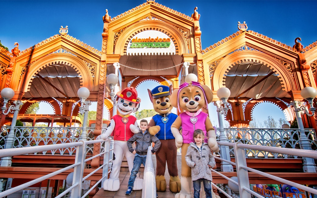Characters greet visitors at Parque de Atracciones de Madrid entrance.