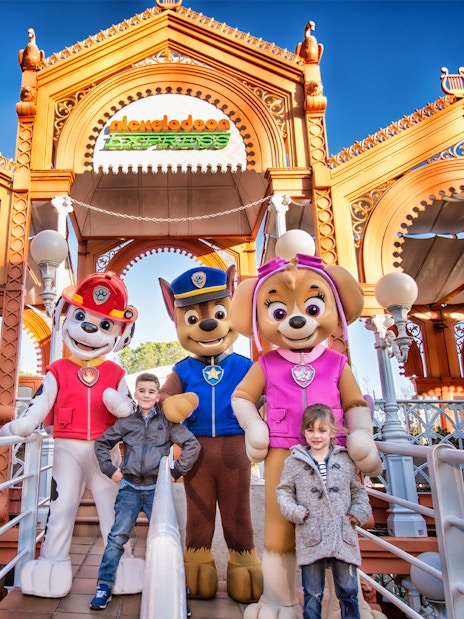 Characters greet visitors at Parque de Atracciones de Madrid entrance.