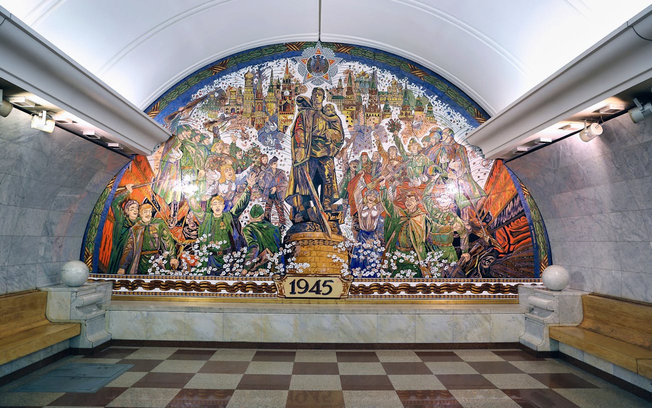 Mural depicting Soviet soldiers and civilians in Moscow Metro station, 1945.