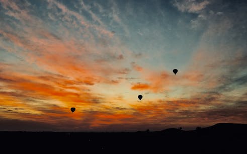 Dubai at Dawn: Hot Air Balloon Ride with Breakfast