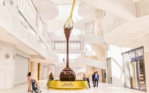 Lindt chocolate fountain inside Zürich museum during evening tour.
