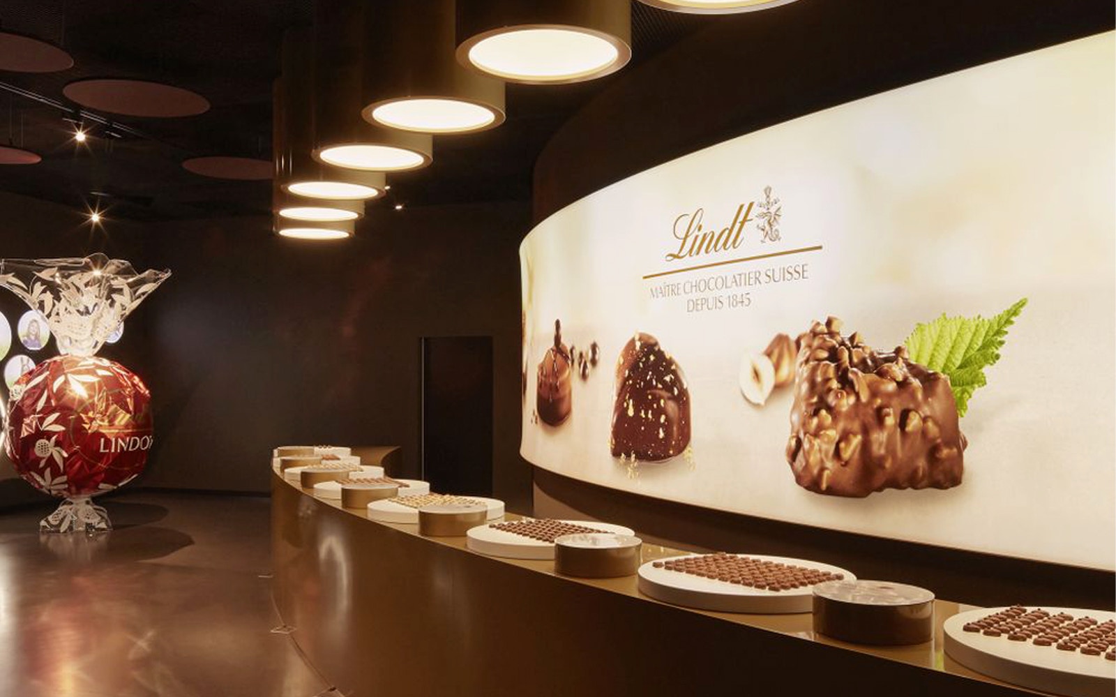 Lindt chocolate display at Lindt Home of Chocolate in Zürich during half-day tour.