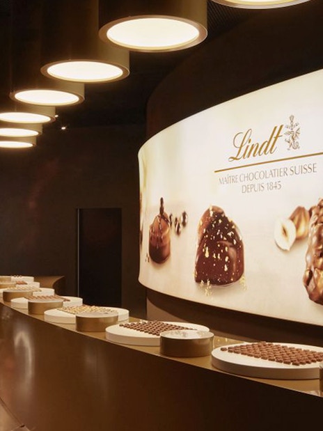 Lindt chocolate display at Lindt Home of Chocolate in Zürich during half-day tour.