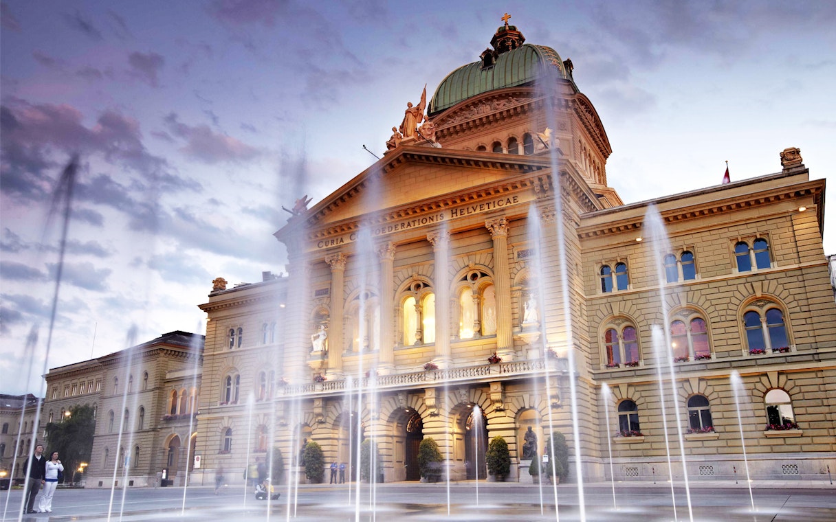 Bern Federal Palace with fountains, part of full-day guided tour from Zürich including biscuit and cheese tasting.