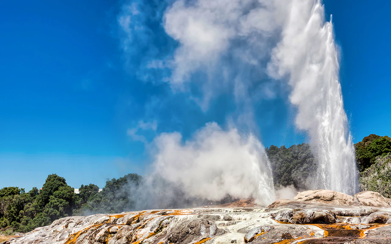 Von Auckland aus [Inklusive]: Hobbiton, Rotorua, Te Puia & Maori Kultur geführte Tour — 4