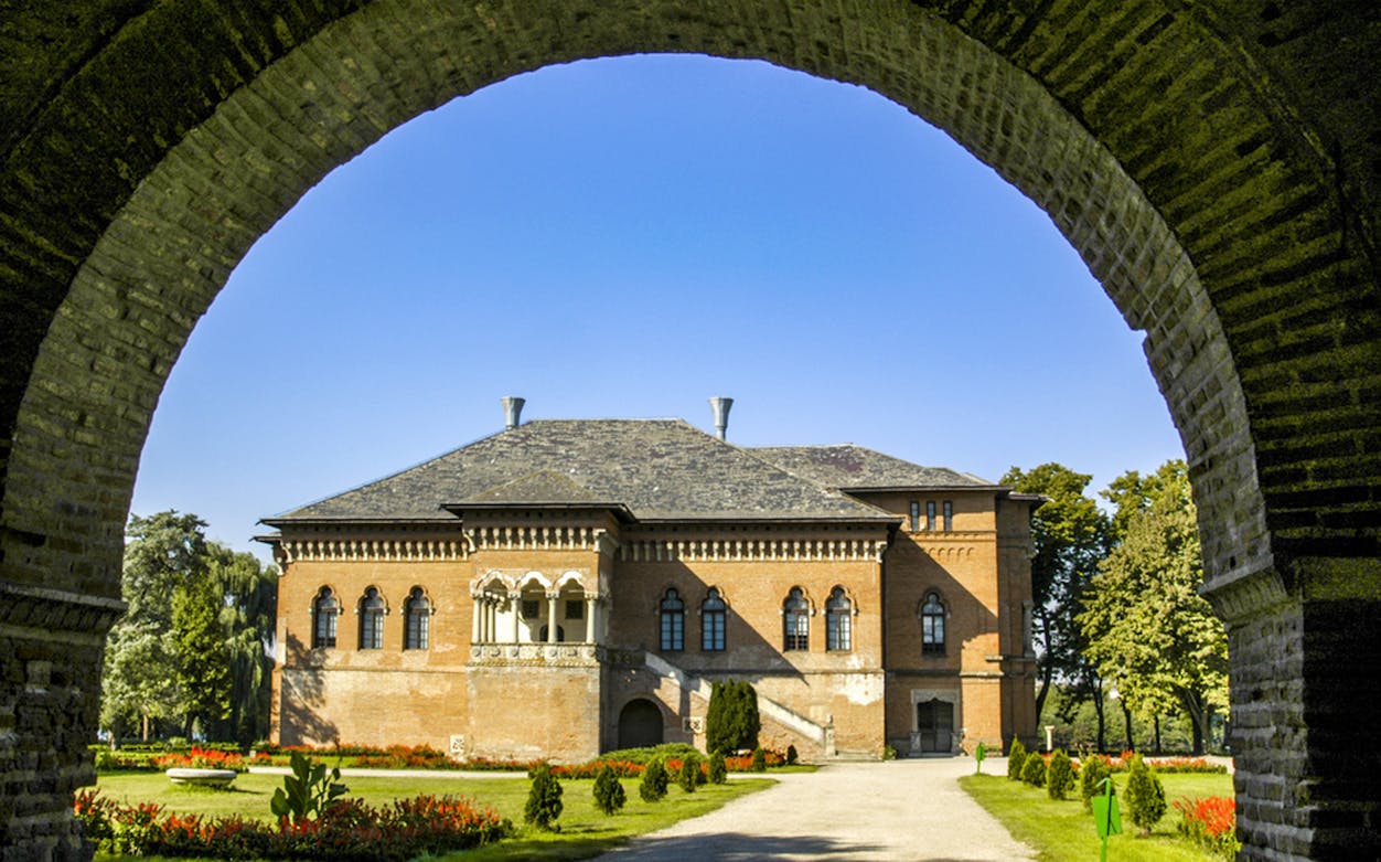 Mogosoaia Palace framed by an archway on a Bucharest half-day private tour.