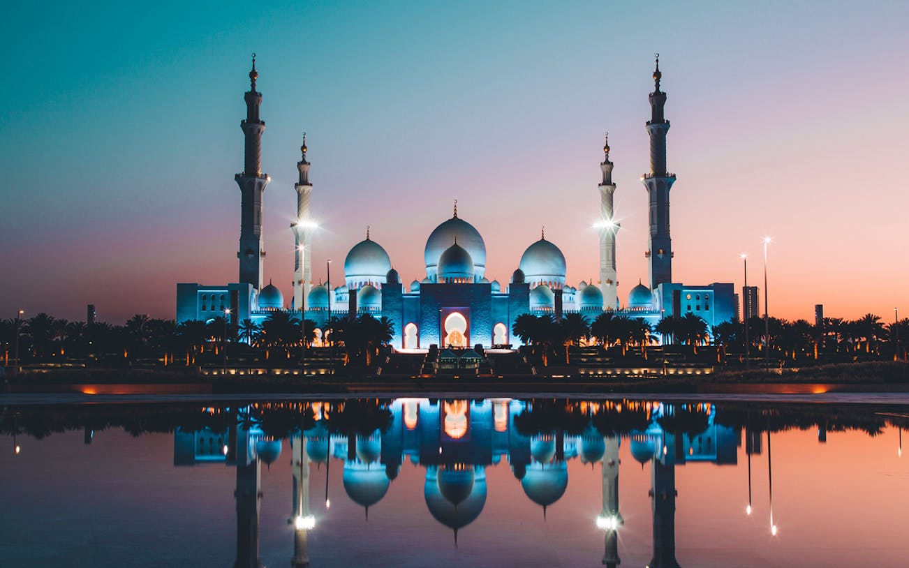Sheikh Zayed Mosque at sunset with reflection in Abu Dhabi City.