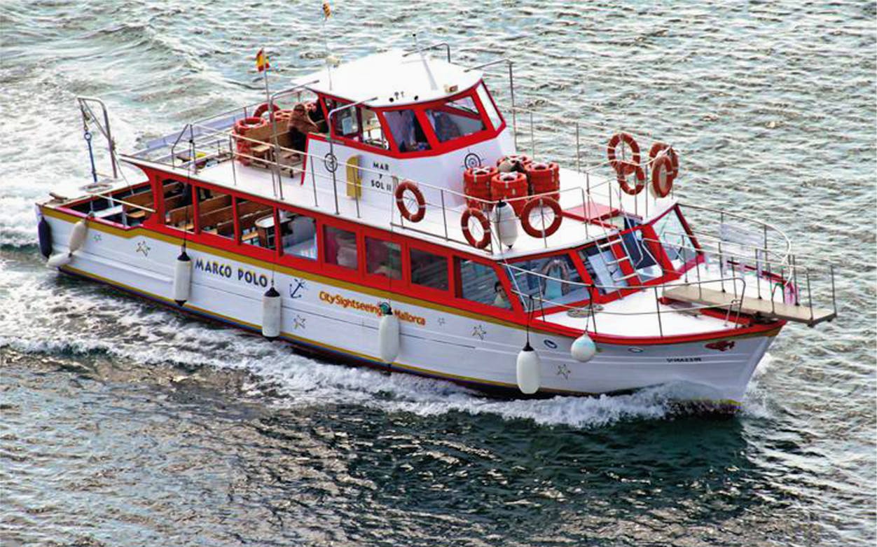 Sightseeing boat on Palma de Mallorca waters for Hop-On, Hop-Off tour.