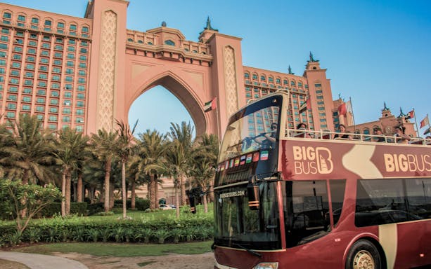 Hop-on hop-off bus in front of Atlantis The Palm, Dubai.