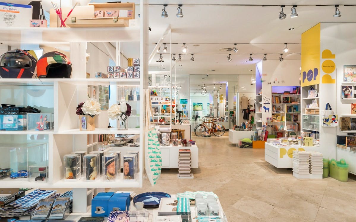 Thyssen-Bornemisza Museum gift shop with art-themed souvenirs and books.