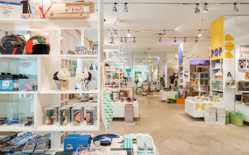 Thyssen-Bornemisza Museum gift shop with art-themed souvenirs and books.