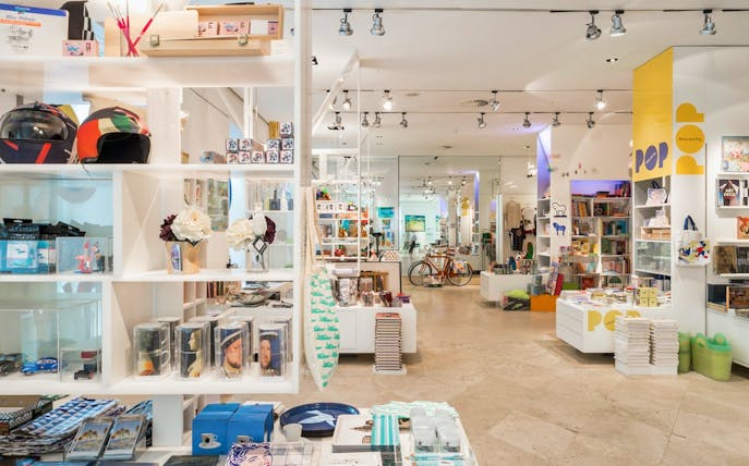 Thyssen-Bornemisza Museum gift shop with art-themed souvenirs and books.