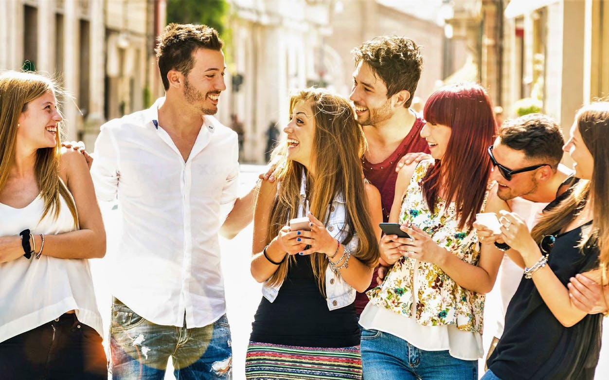 Group of friends enjoying the Qula City Trail in Rotterdam.