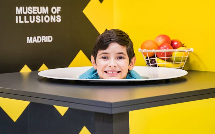 Child's head on a platter illusion at Museum of Illusions, Madrid.