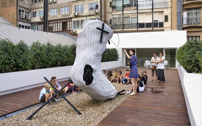 Children's group tour at Antoni Tàpies Foundation sculpture terrace, Barcelona.