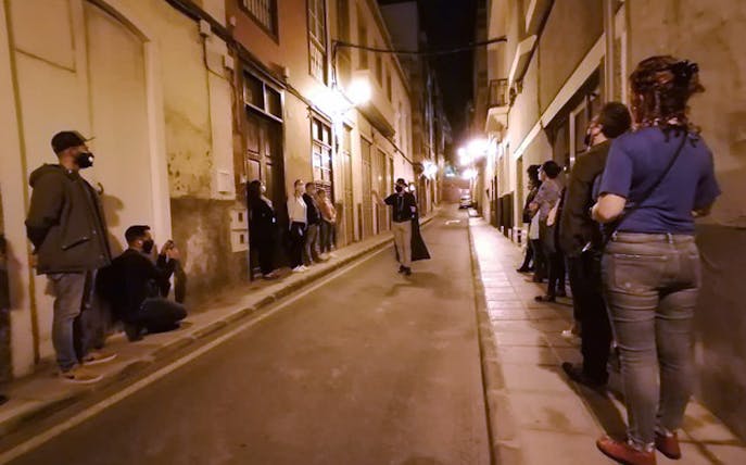 Tour group in a narrow street during Las Palmas de Gran Canaria dramatized highlight tour.