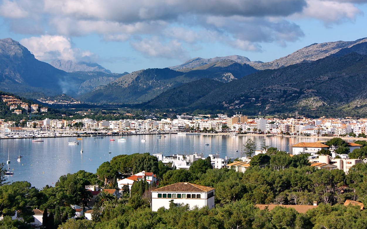 Coastal view of Port de Pollença with mountains, related to Cap Formentor Lighthouse and Formentor Beach excursion.