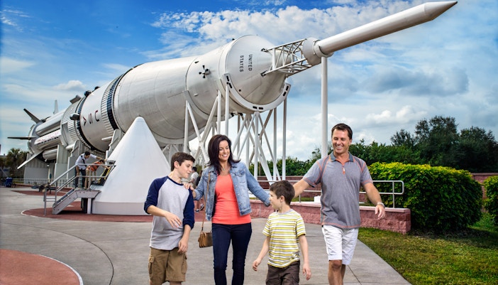 kennedy space center race to the moon