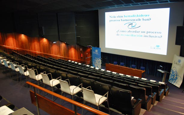 Lecture hall with rows of seats and a presentation screen at San Sebastián Aquarium.