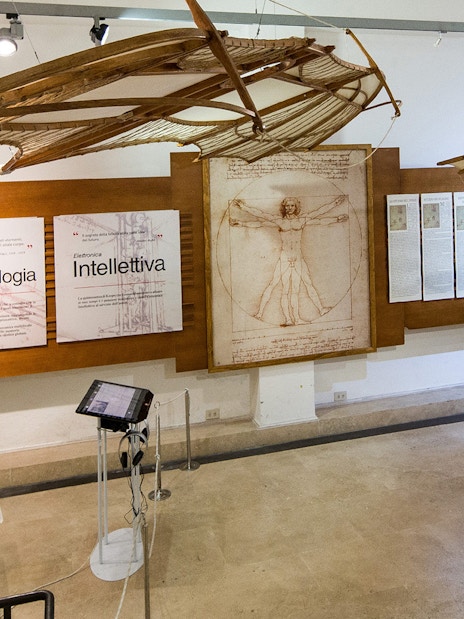 Leonardo da Vinci Museum exhibit with flying machine models and Vitruvian Man drawing.