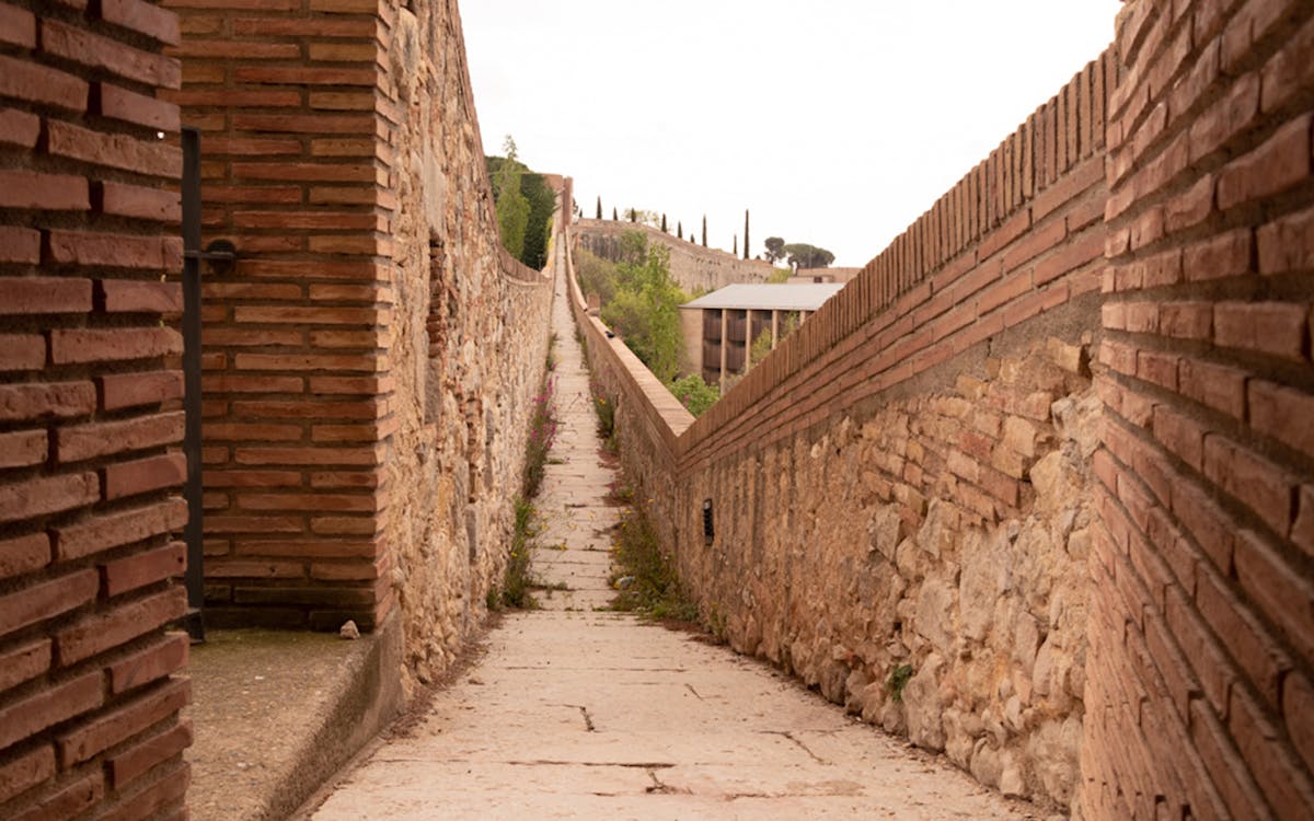 girona tour: jewish quarter & city walls-3 girona tour: jewish quarter & city walls-3
