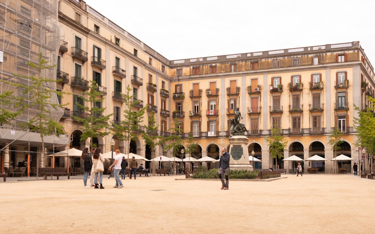 Girona square with historic buildings and statue, part of Jewish Quarter tour.