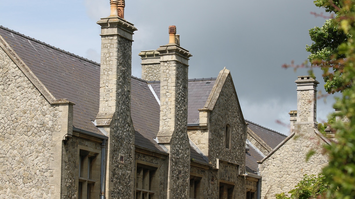https://cdn-imgix.headout.com/tour/28068/TOUR-IMAGE/839d4e04-4e2e-4ded-9ffa-74172e519725-14883-london-dover-castle-admission-ticket-01.jpg