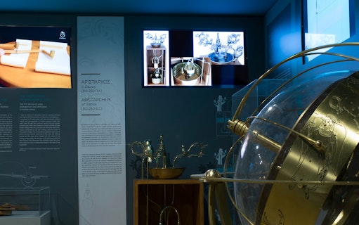Exhibit of ancient Greek technology featuring Aristarchus of Samos innovations.