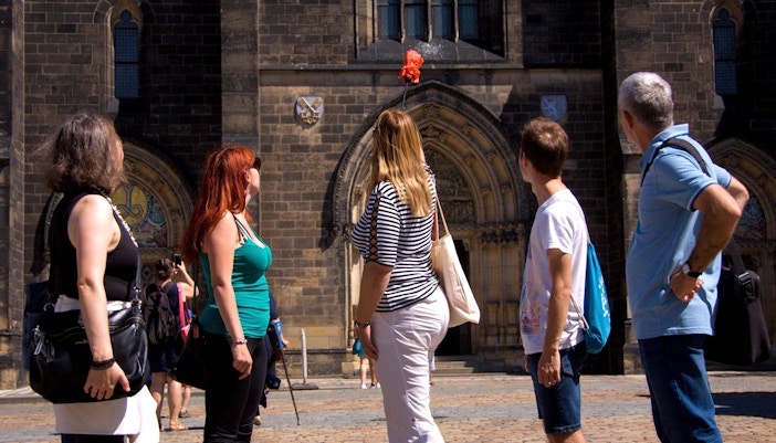 visitatori che ammirano l'architettura del castello di Vyšehrad