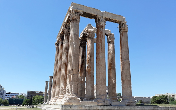 Temple of Olympian Zeus columns in Athens under a clear blue sky.