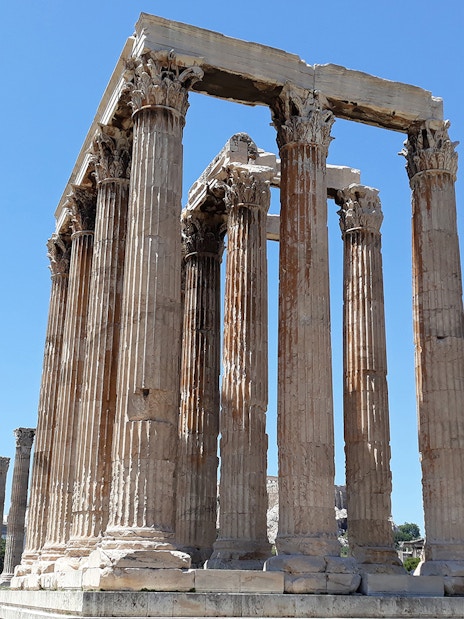 Temple of Olympian Zeus columns in Athens under a clear blue sky.