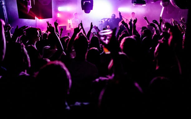 Crowd enjoying live music at Amsterdam Surprise Night Experience.