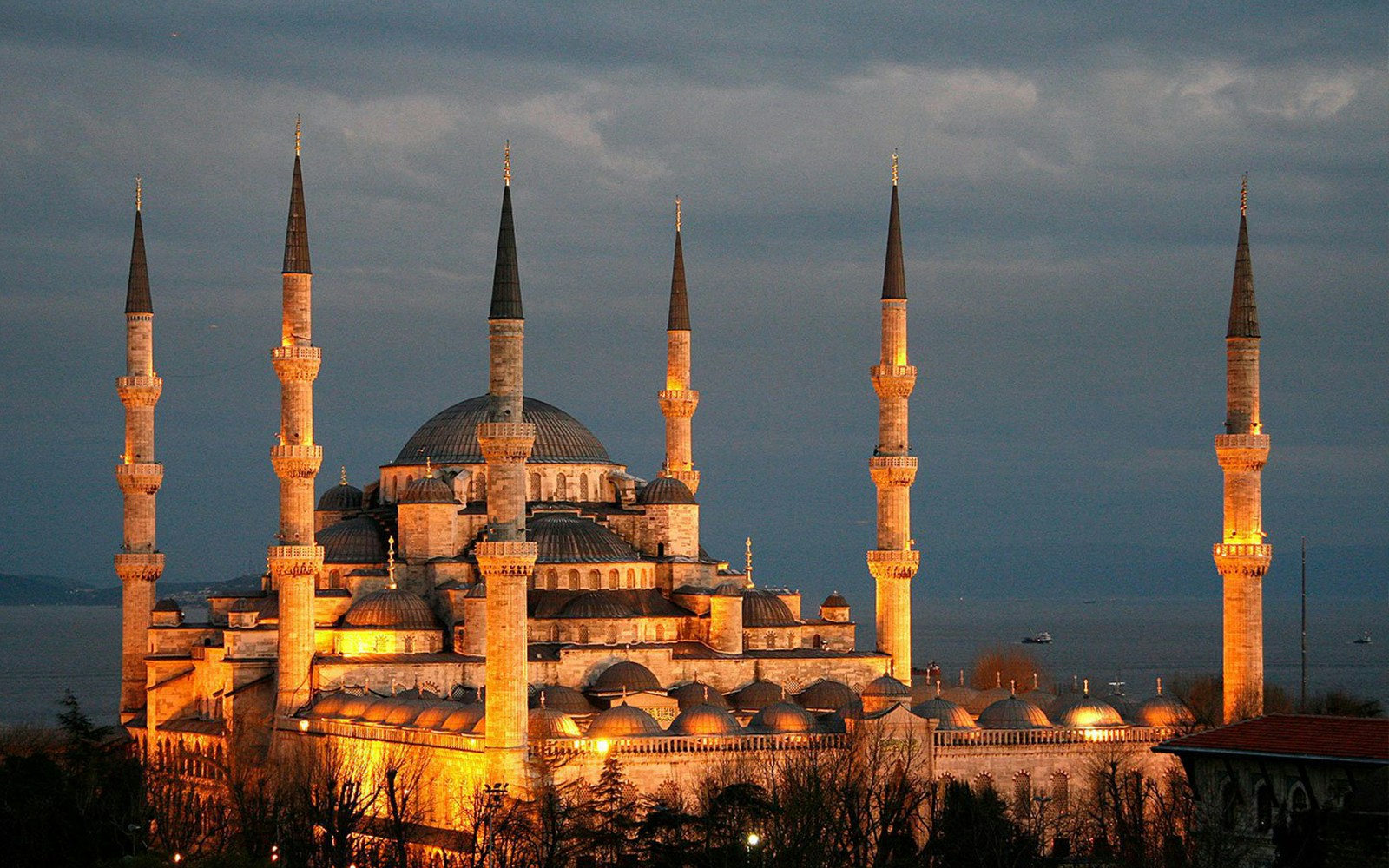 Blue Mosque in Istanbul at dusk with illuminated minarets.