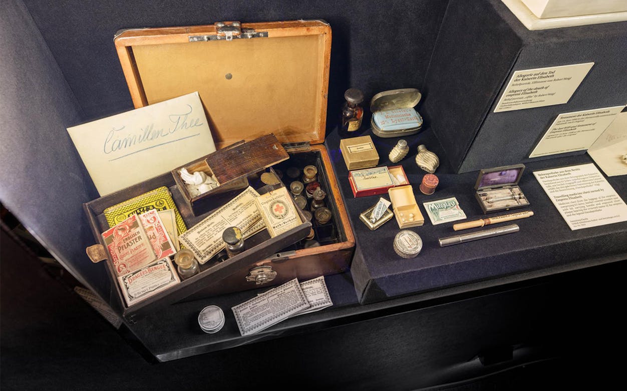 Antique medical kit from Sisi Tour in Vienna and Lower Austria, featuring vintage bottles and labels.