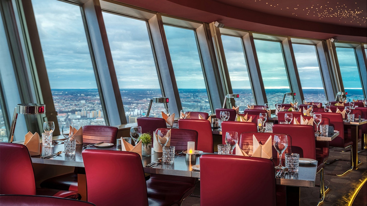 Drehrestaurant Sphere im Berliner Fernsehturm mit dunkelroten Stühlen und eingedeckten Tischen