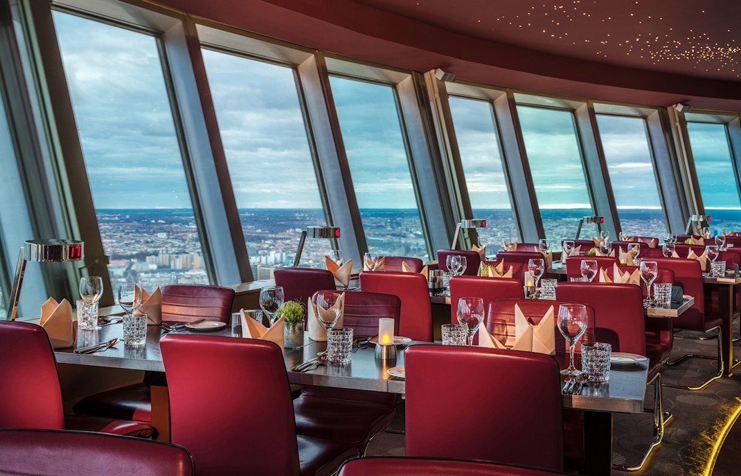 Rote Stühle und eingedeckte Tische im Drehrestaurant Sphere des Fernsehturms