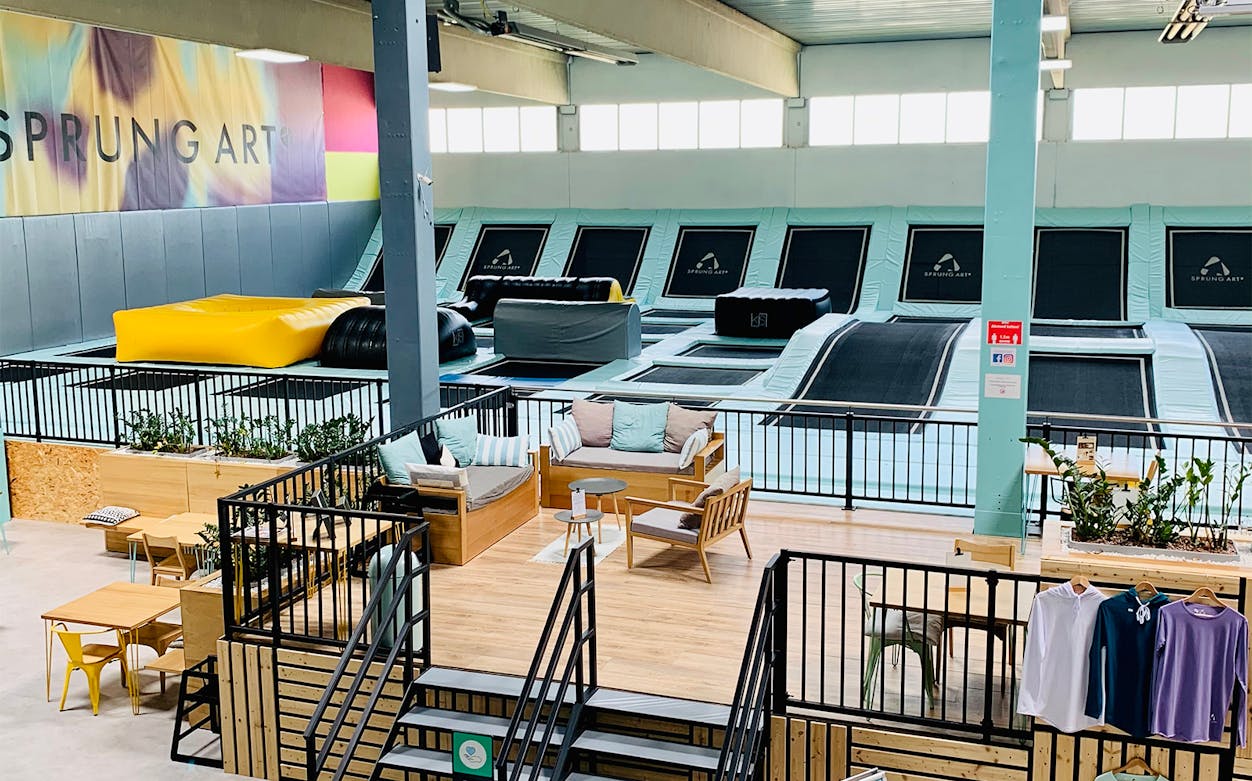 Indoor trampoline park with multiple trampolines and seating area, Trampolinspringen-2.