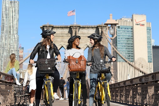 Noleggia una bici vicino al ponte di Brooklyn