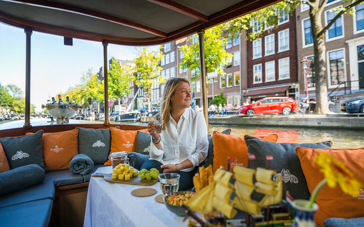 amsterdam classic canal cruise with cheese and drinks-2 amsterdam classic canal cruise with cheese and drinks-2