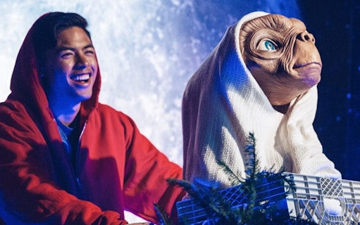 Man with E.T. figure at Madame Tussauds NYC exhibit.