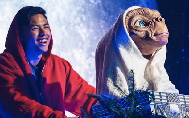 Man with E.T. figure at Madame Tussauds NYC exhibit.