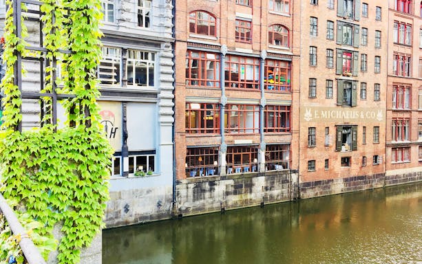 Reeperbahn street view in Hamburg with Wischen Hafen, Michel, and Rathaus landmarks.
