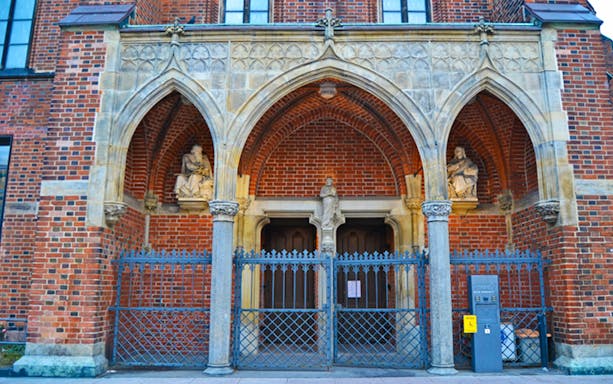 Gothic arches and statues at a historic building in Hamburg.