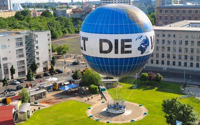 Hot air balloon ride in Berlin cityscape, Aufstieg mit dem Weltballon-7.
