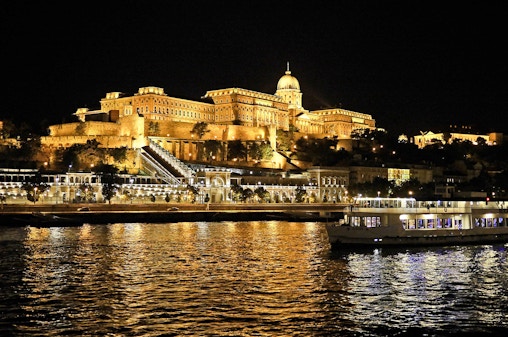 Budapest: Sightseeingkryssning på Donau-floden dag/kväll med välkomstdrink