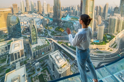 Kenar Yürüyüşü ve Ücretsiz İçecek ile Sky Views Dubai Biletleri