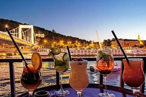 Budapest Donau River Sunset Cocktail Sightseeingkryssning