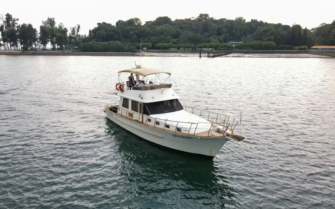 Yacht cruising near Southern Islands during guided tour.