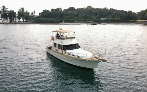 Yacht cruising near Southern Islands during guided tour.
