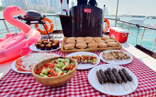 Dubai Marina: Sailing Tour with BBQ and Swimming